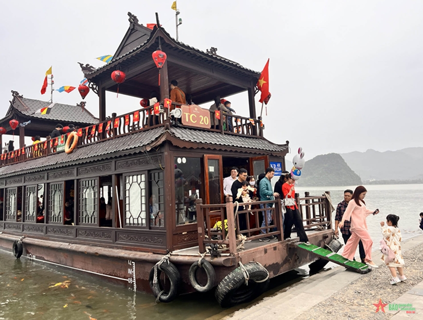 Du khách nườm nượp đi chùa Tam Chúc du xuân