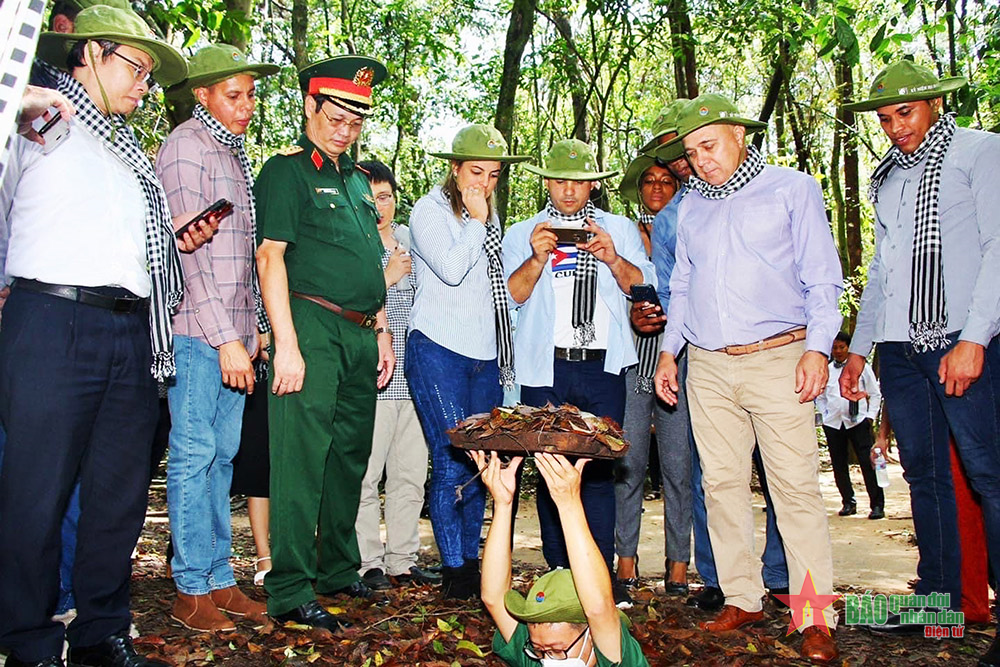 Trải nghiệm sống cùng lịch sử