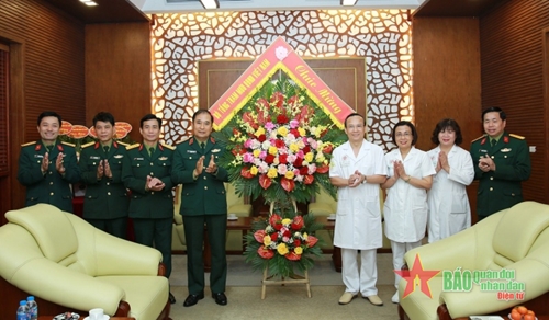 Thượng tướng Phùng Sĩ Tấn thăm, chúc mừng các bệnh viện, đơn vị quân y