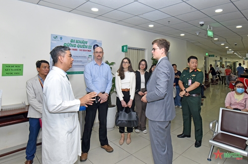 Bệnh viện Quân y 175 chia sẻ kinh nghiệm hợp tác xử lý vấn đề y tế với Tổng lãnh sự quán các nước