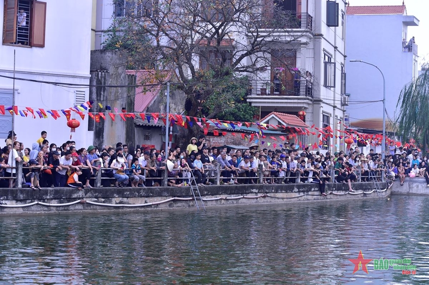 <a title="Báo Quân đội nhân dân | Tin tức quân đội, quốc phòng | Bảo vệ Tổ quốc" style="text-align:center;" href="https://www.qdnd.vn"><img src="https://file3.qdnd.vn/data/images/0/2021/08/11/linh/bannerv2.png" class="vllogo"></a>
