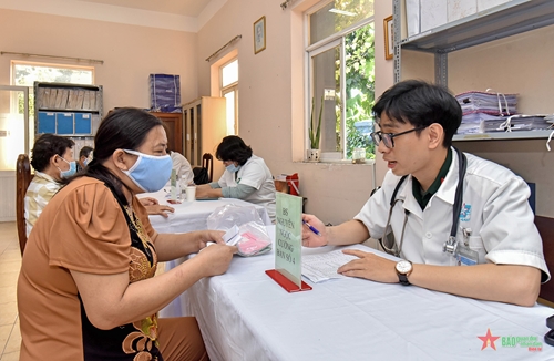 Bệnh viện Quân y 175 khám bệnh, cấp thuốc cho đối tượng chính sách tại TP Hồ Chí Minh