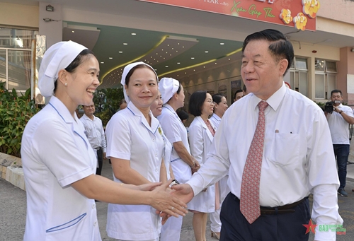 Đồng chí Nguyễn Trọng Nghĩa thăm, chúc mừng Ngày Thầy thuốc Việt Nam tại TP Hồ Chí Minh