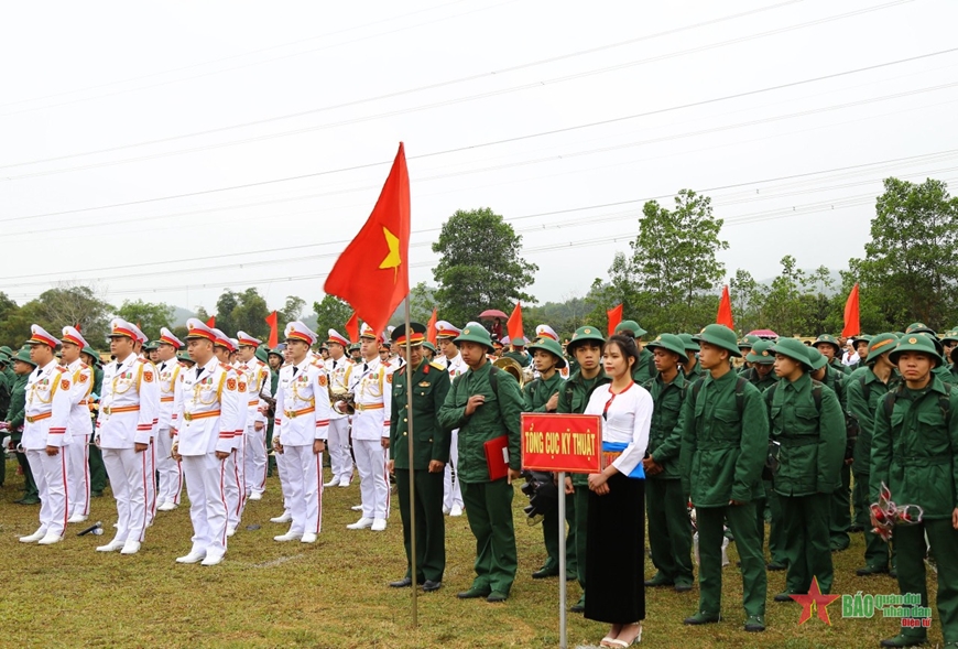 View - 	Thượng tướng Nguyễn Văn Nghĩa dự lễ giao, nhận quân tại huyện Tân Lạc,