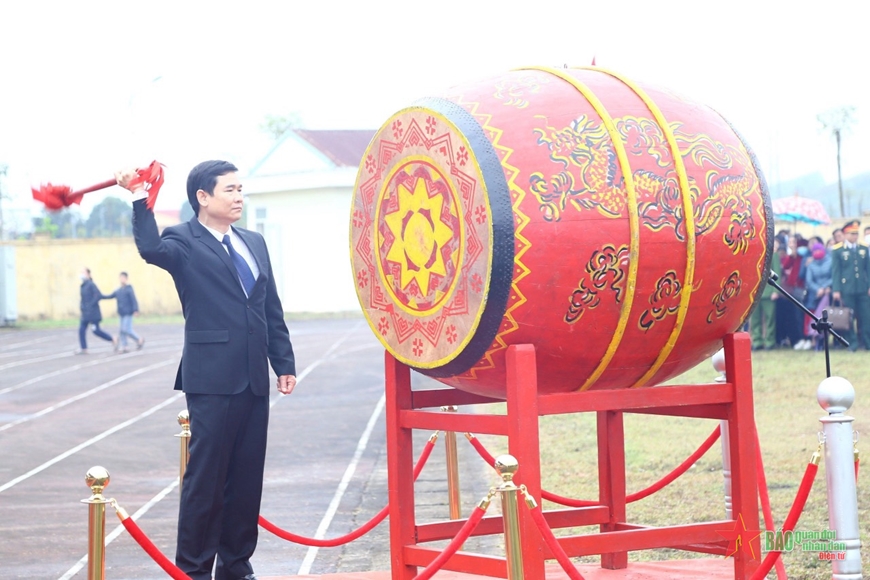 View - 	Thượng tướng Nguyễn Văn Nghĩa dự lễ giao, nhận quân tại huyện Tân Lạc,