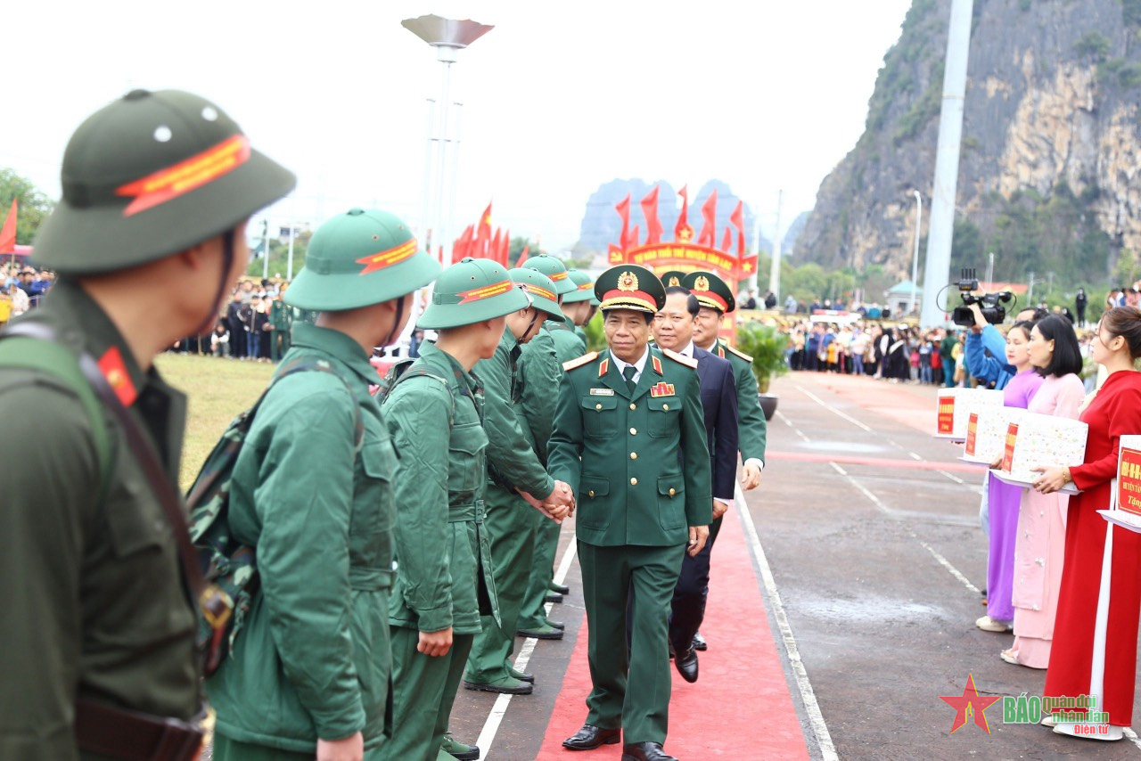 Thượng tướng Nguyễn Văn Nghĩa dự lễ giao, nhận quân tại huyện Tân Lạc, tỉnh Hòa Bình