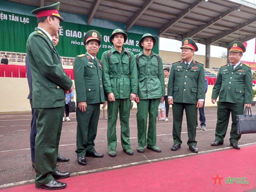 View - 	Thượng tướng Nguyễn Văn Nghĩa dự lễ giao, nhận quân tại huyện Tân Lạc,