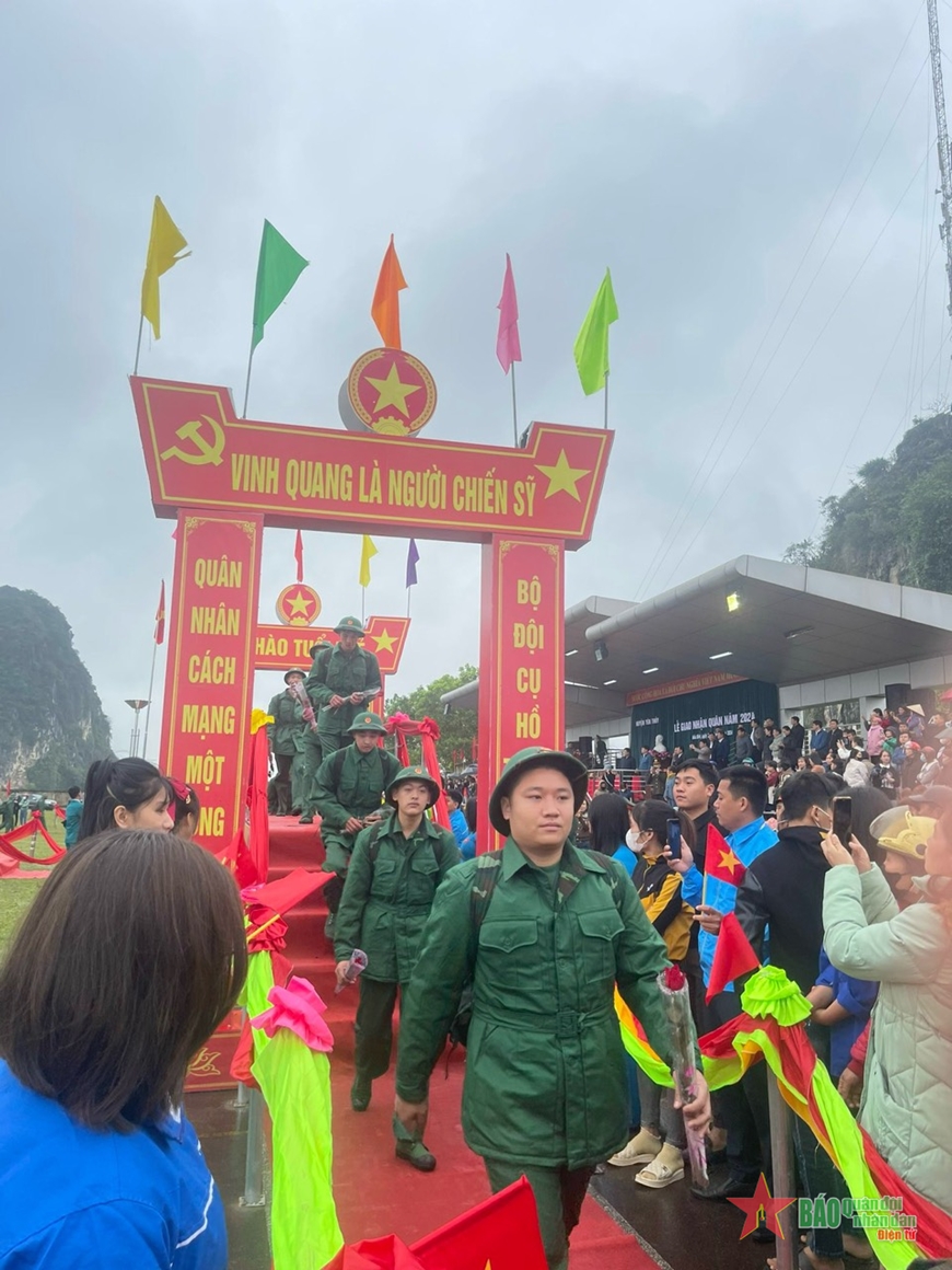 View - 	Thượng tướng Nguyễn Văn Nghĩa dự lễ giao, nhận quân tại huyện Tân Lạc,