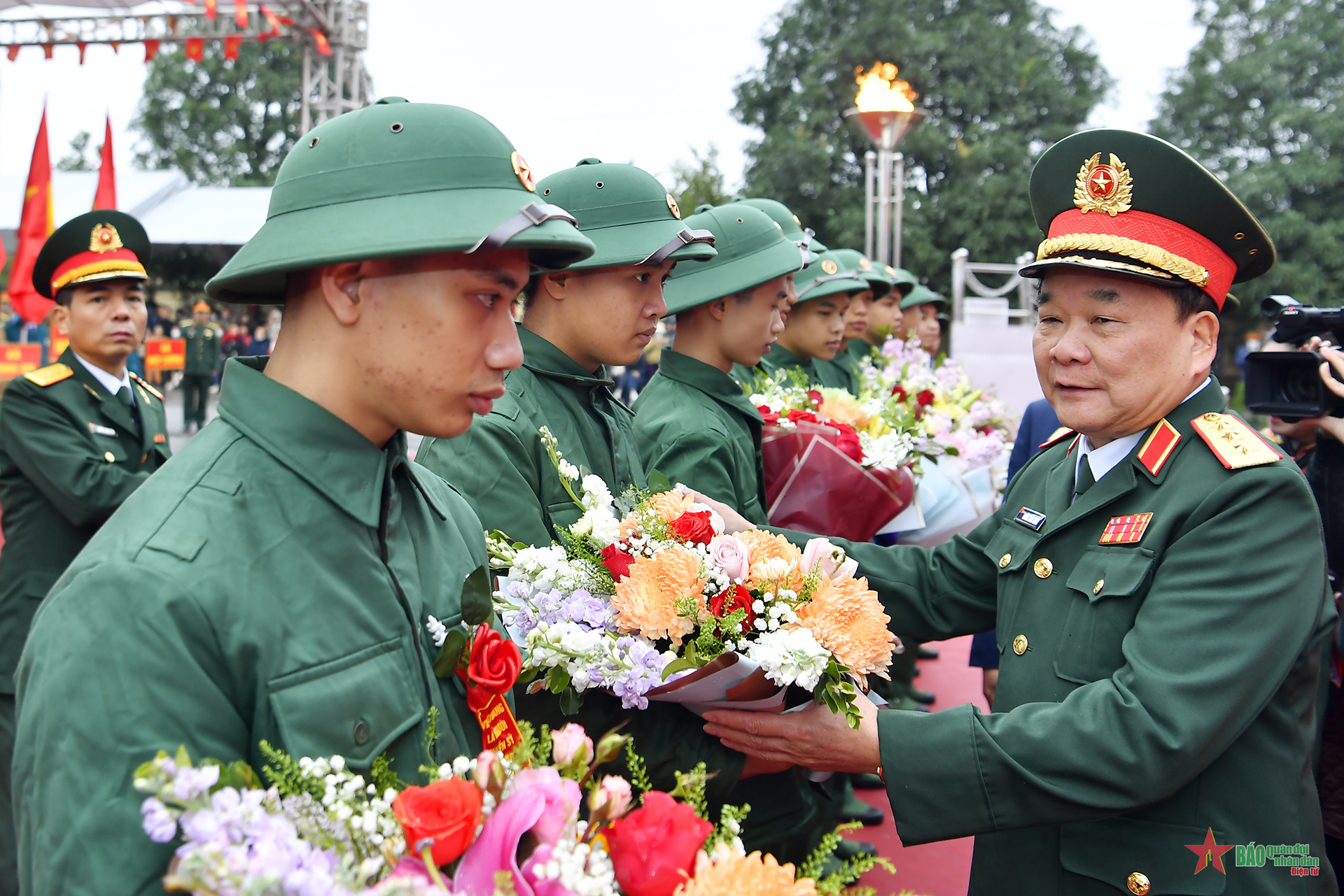 Thượng tướng Hoàng Xuân Chiến dự chỉ đạo lễ giao nhận quân tại huyện Kim Động, tỉnh Hưng Yên