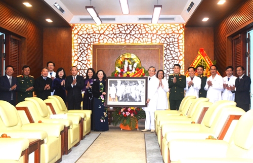 Đồng chí Trương Thị Mai thăm, chúc mừng Bệnh viện Trung ương Quân đội 108