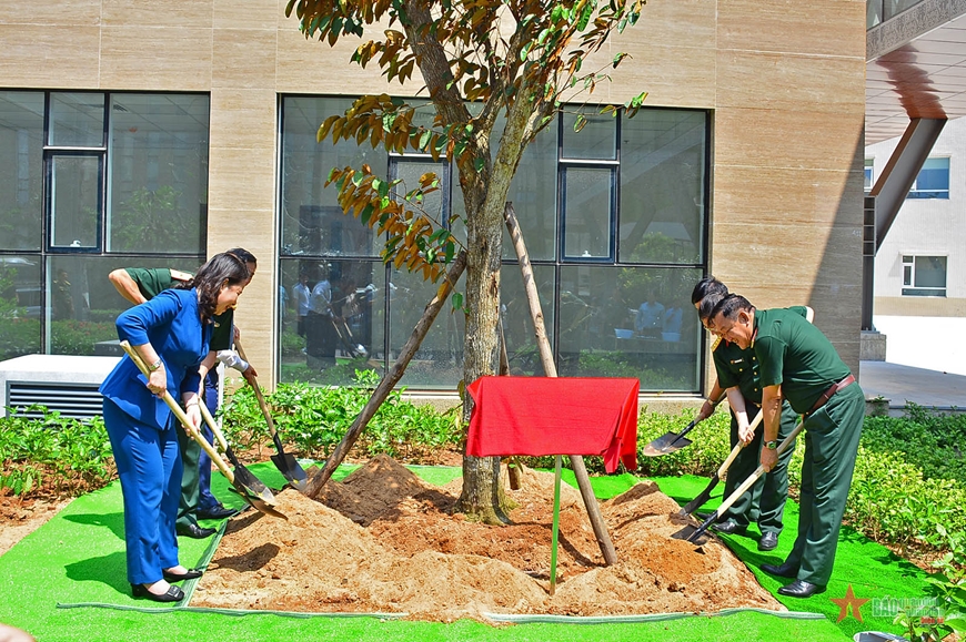 <a title="Báo Quân đội nhân dân | Tin tức quân đội, quốc phòng | Bảo vệ Tổ quốc" style="text-align:center;" href="https://www.qdnd.vn"><img src="https://file3.qdnd.vn/data/images/0/2021/08/11/linh/bannerv2.png" class="vllogo"></a>