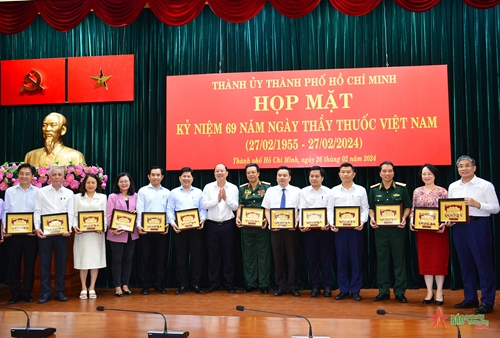 Đồng chí Phan Văn Mãi: Đội ngũ thầy thuốc là nguồn nhân lực quý