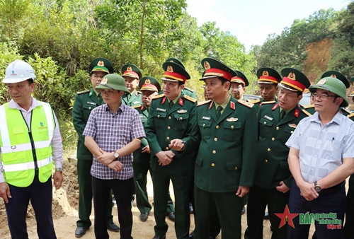 Tư lệnh Quân khu 4 kiểm tra các đơn vị trên tuyến biên giới tỉnh Thừa Thiên Huế

