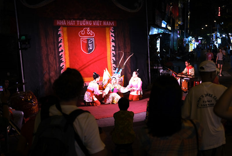 Không ngại diễn tuồng ngoài phố