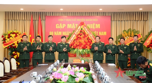 Thượng tướng Phạm Hoài Nam chúc mừng Viện Y học cổ truyền Quân đội