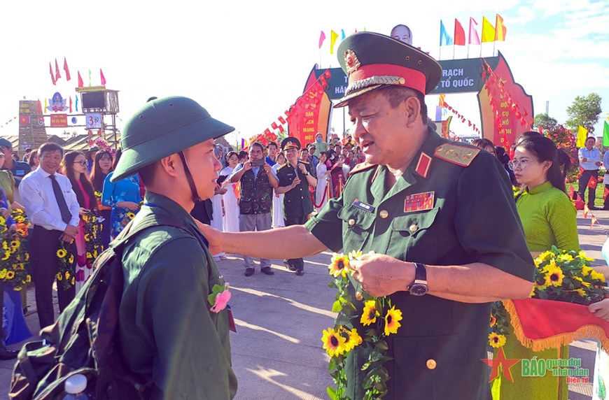 Thượng tướng Võ Minh Lương động viên thanh niên huyện Nhơn Trạch (Đồng Nai) lên đường nhập ngũ