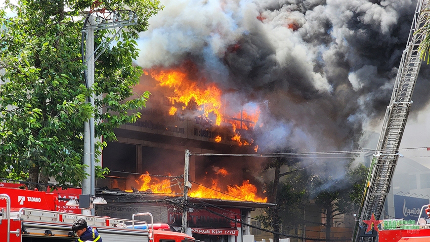 Cần Thơ cháy lớn tại gara ô tô