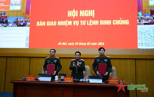 Trung tướng Nguyễn Doãn Anh dự Hội nghị bàn giao nhiệm vụ Tư lệnh Binh chủng Thông tin liên lạc
