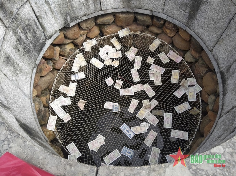 Ngăn chặn tình trạng thả tiền xuống giếng Mắt Rồng