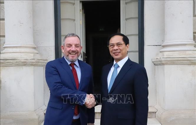 <a title="Báo Quân đội nhân dân | Tin tức quân đội, quốc phòng | Bảo vệ Tổ quốc" style="text-align:center;" href="https://www.qdnd.vn"><img src="https://file3.qdnd.vn/data/images/0/2021/08/11/linh/bannerv2.png" class="vllogo"></a>