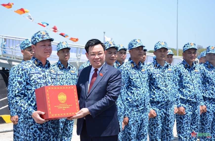 <a title="Báo Quân đội nhân dân | Tin tức quân đội, quốc phòng | Bảo vệ Tổ quốc" style="text-align:center;" href="https://www.qdnd.vn"><img src="https://file3.qdnd.vn/data/images/0/2021/08/11/linh/bannerv2.png" class="vllogo"></a>