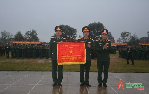 Trung tướng Trần Võ Dũng dự Lễ ra quân huấn luyện tại Trung đoàn 1, Sư đoàn 324, Quân khu 4