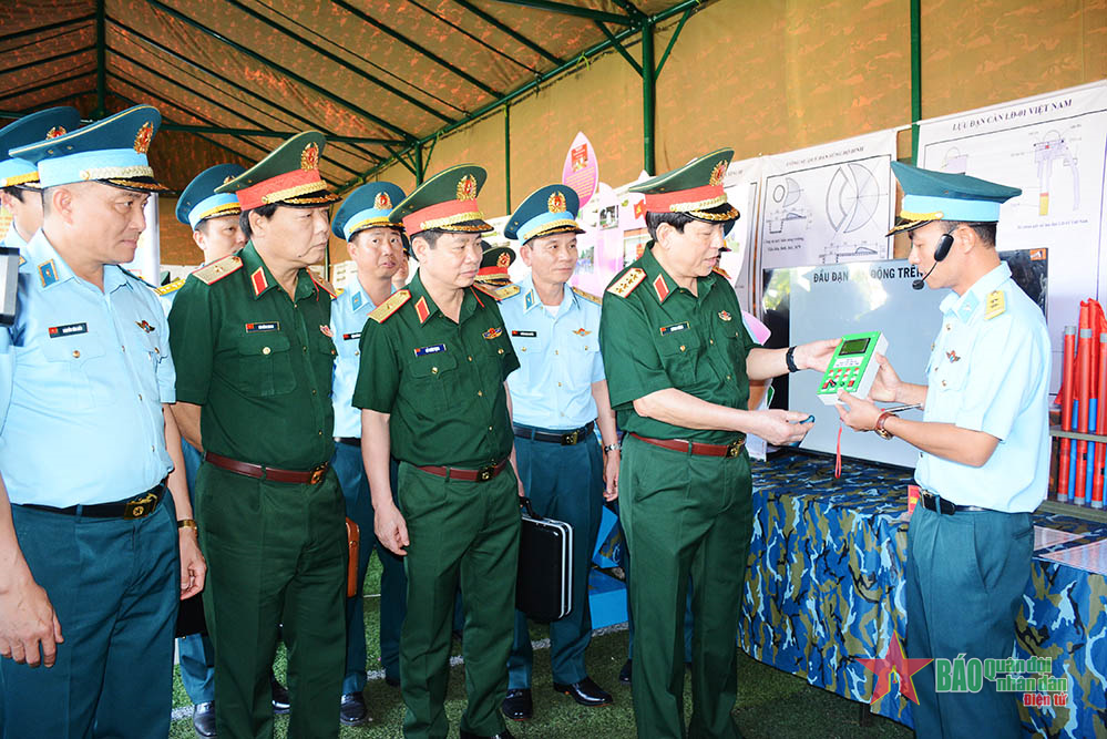 Đại tướng Lương Cường dự lễ ra quân huấn luyện năm 2024 tại Trung đoàn 230