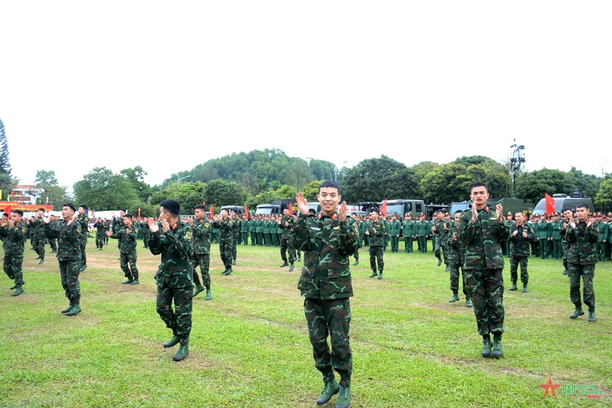 View - 	Thượng tướng Nguyễn Văn Nghĩa dự Lễ ra quân huấn luyện tại Lữ đoàn 86