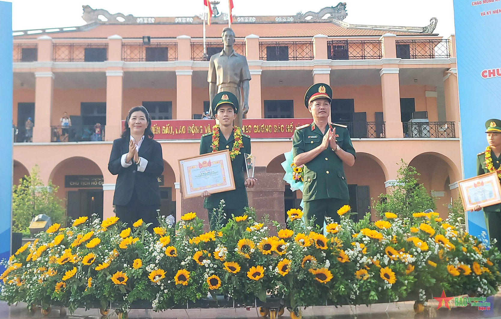 Thành phố Hồ Chí Minh: Tuyên dương 35 gương “Chiến sĩ quân hàm xanh trẻ, giỏi, tiêu biểu”