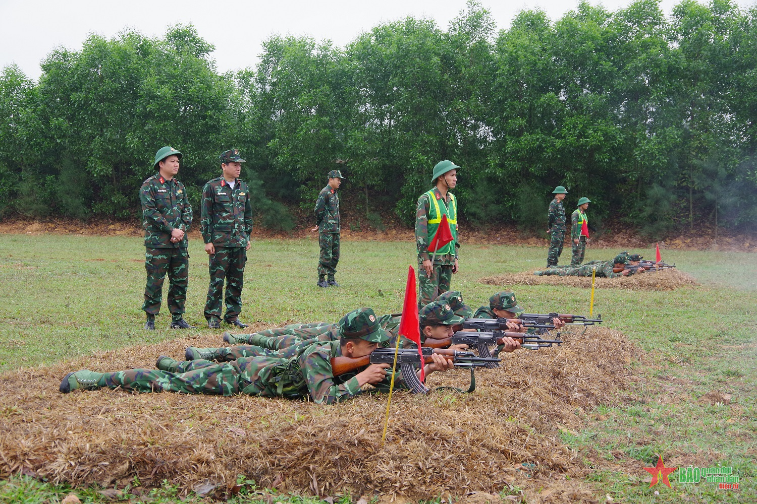 Sư đoàn 968 (Quân khu 4) thực hành bắn đạn thật phục vụ chiến sĩ mới tham quan