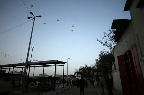 Mỹ thả lô hàng viện trợ đầu tiên xuống dải Gaza