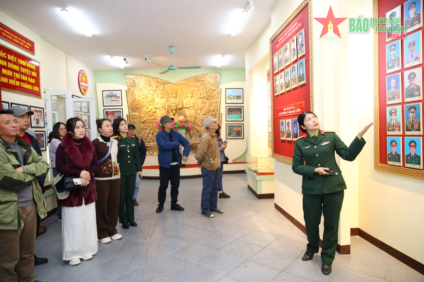 Gặp mặt đoàn thực tế sáng tác mỹ thuật về đề tài lực lượng vũ trang và chiến tranh cách mạng