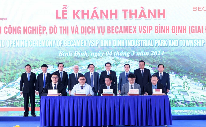 <a title="Báo Quân đội nhân dân | Tin tức quân đội, quốc phòng | Bảo vệ Tổ quốc" style="text-align:center;" href="https://www.qdnd.vn"><img src="https://file3.qdnd.vn/data/images/0/2021/08/11/linh/bannerv2.png" class="vllogo"></a>
