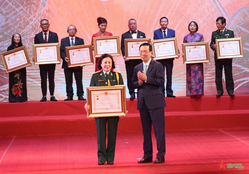 View - 	Chủ tịch nước Võ Văn Thưởng trao tặng danh hiệu tới các nghệ sĩ