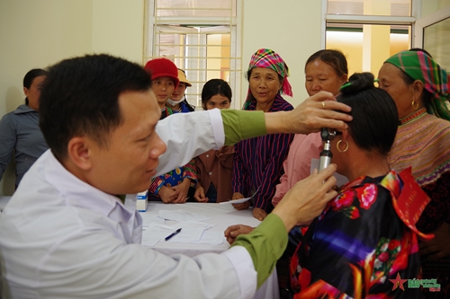 Điện Biên: Khám bệnh, cấp thuốc miễn phí và tặng quà cho người dân biên giới