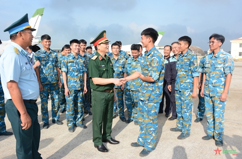 Trung tướng Phạm Trường Sơn kiểm tra nhiệm vụ huấn luyện tại Trung đoàn 910 và Trung đoàn 915