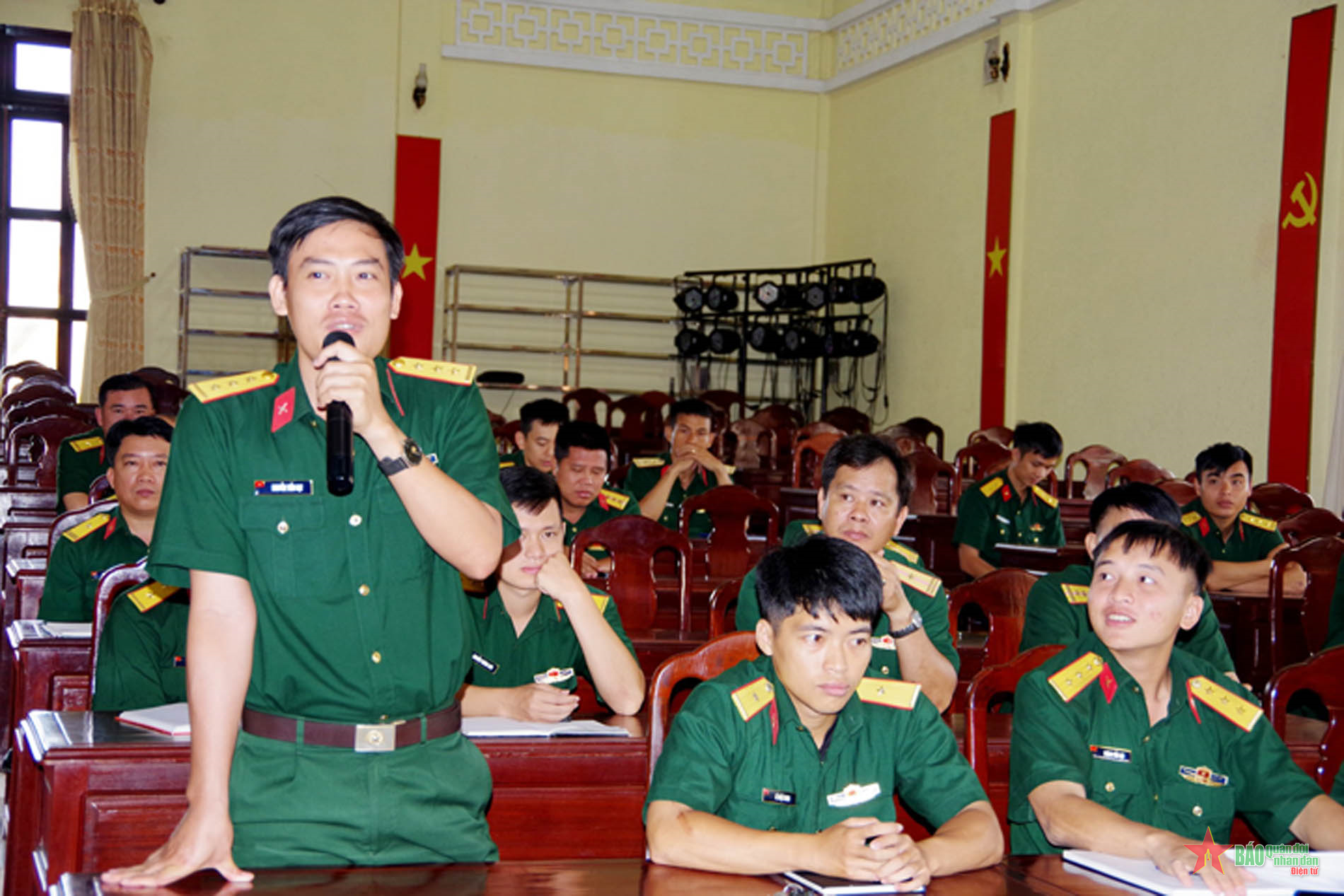 Sư đoàn 309 (Quân đoàn 4) đối thoại dân chủ với sĩ quan, quân nhân chuyên nghiệp