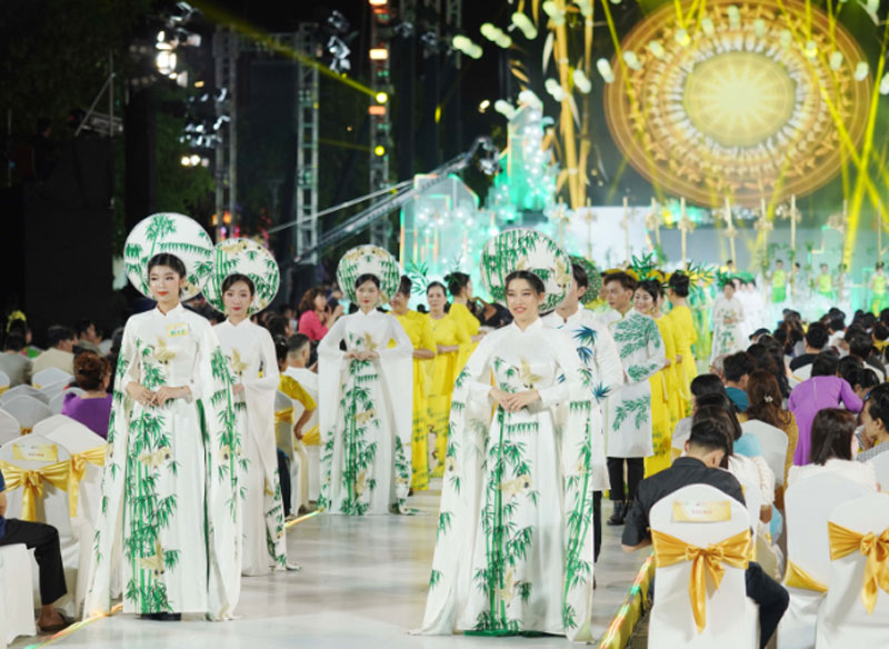 Dịu dàng tà áo quê hương