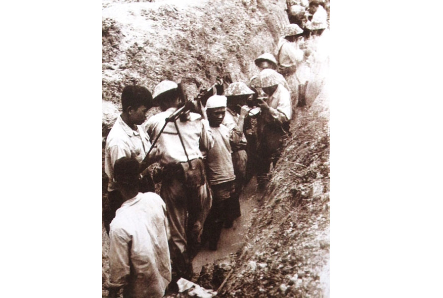 Đào hào xây dựng trận địa ở Điện Biên Phủ