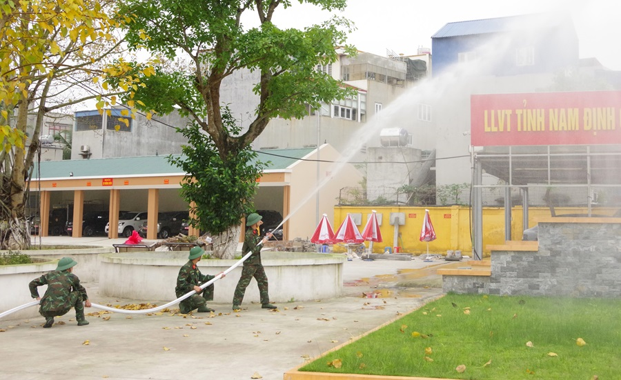 Bộ đội trinh sát cơ giới luyện rèn