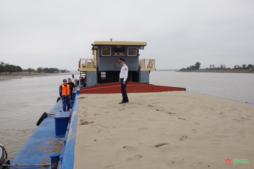 Đoàn trinh sát số 1 Bộ tư lệnh Cảnh sát biển bắt giữ phương tiện vận chuyển cát trái phép