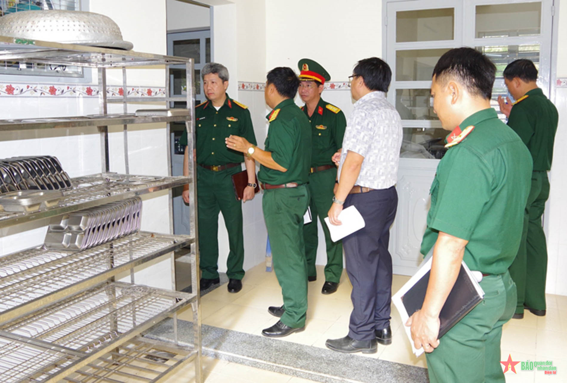 Kiểm tra công tác xây dựng doanh trại cơ bản tại Sư đoàn 5