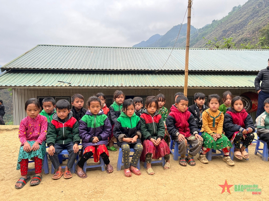 Hỗ trợ xây dựng trường học cho trẻ em khó khăn huyện Đồng Văn, tỉnh Hà Giang