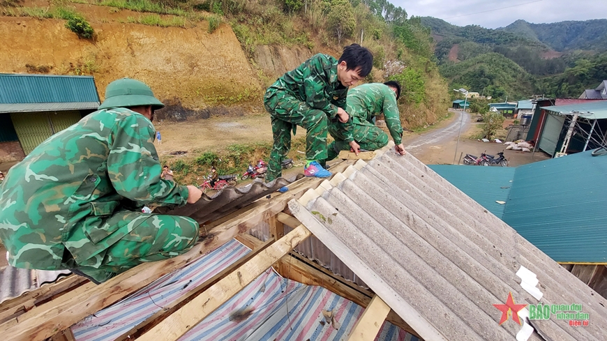 Sơn La: Gần 80 cán bộ, chiến sĩ giúp dân khắc phục hậu quả thiên tai