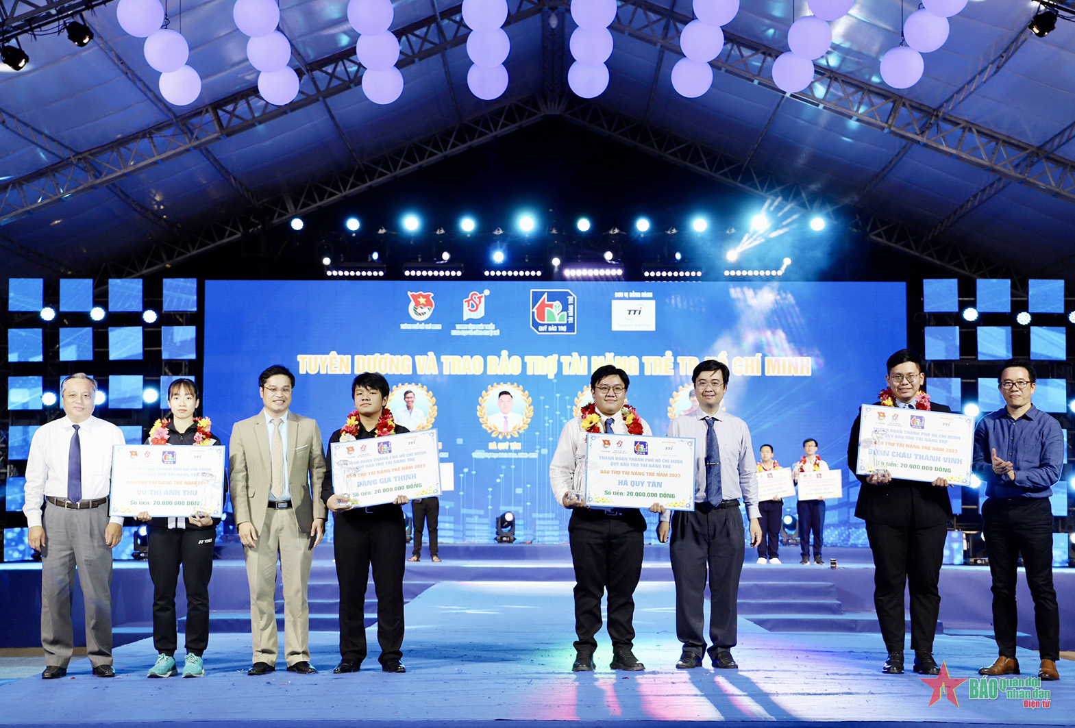 TP Hồ Chí Minh trao bảo trợ tài năng trẻ cho 10 cá nhân tiêu biểu