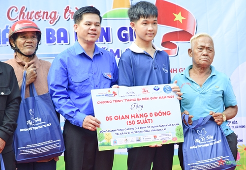 Chương trình “Tháng ba biên giới” tại tỉnh Gia Lai trao quà tặng người dân với kinh phí hơn 160 triệu đồng