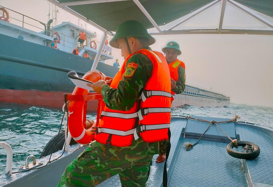Tiếp cận, ứng cứu tàu hàng gặp nạn trên vùng biển Cù Lao Chàm