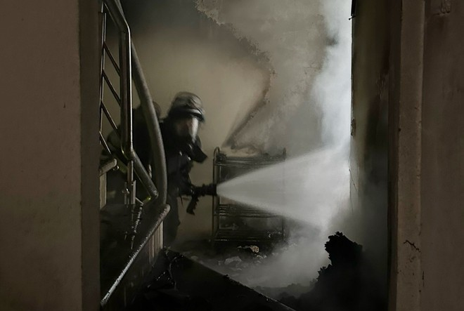 Kịp thời dập tắt đám cháy tại ngôi nhà 5 tầng ở phố Đào Tấn