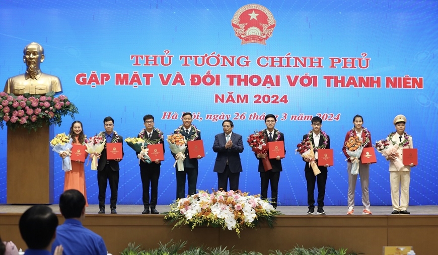 Thủ tướng tặng quà các Gương mặt trẻ Việt Nam triển vọng năm 2023.
