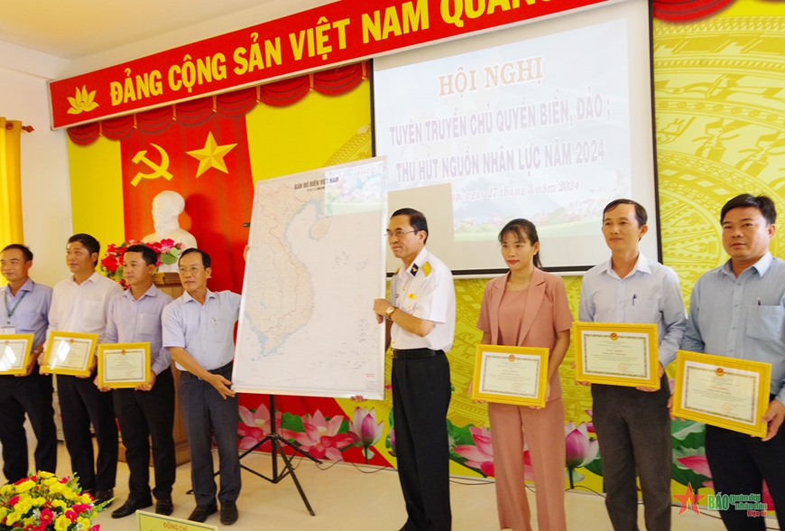 Lữ đoàn 125 tổng kết 10 năm phối hợp tuyên truyền biển đảo tại Đồng Tháp Lữ đoàn 125 tổng kết 10 năm phối hợp tuyên truyền biển đảo tại Đồng Tháp